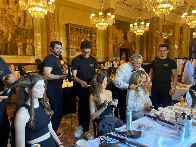 Sabit Akkaya, Kérastase ve L’Oréal Professionnel’dan Londra Moda Haftası’na Işıltılı Dokunuş