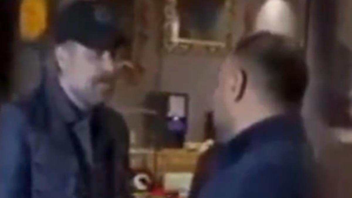 Magazin muhabiri Nejat İşler’e kafa attı