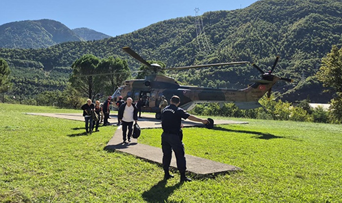 Artvin’de Mahsur Kalan Turistler Helikopterlerle Tahliye Edildi Artvin’de Mahsur Kalan Turistler Helikopterlerle Tahliye Edildi