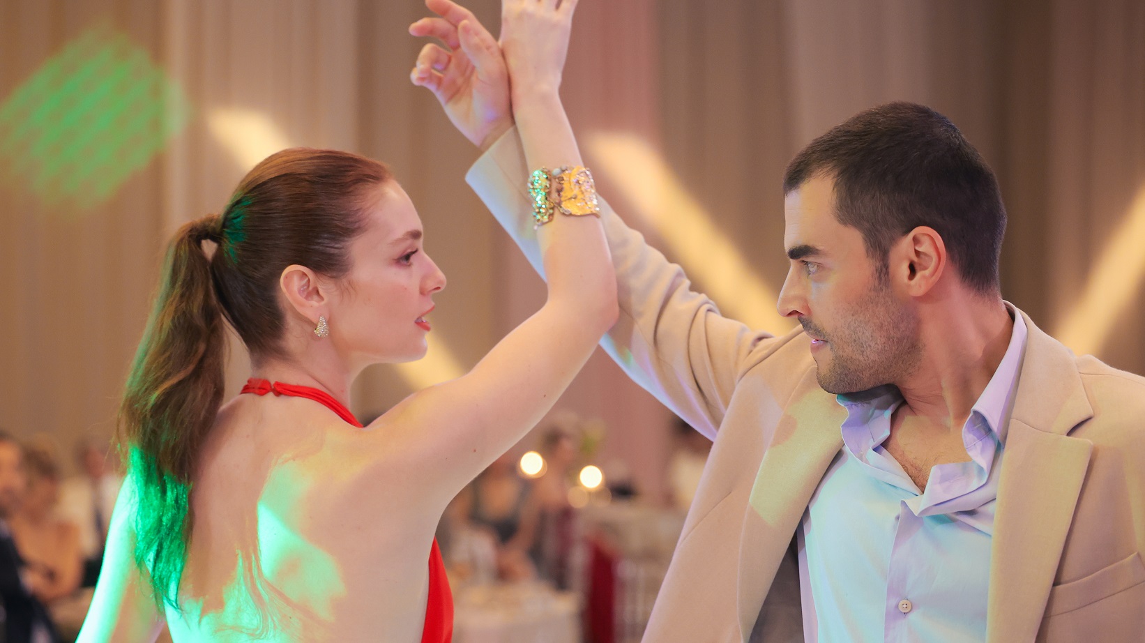 Veliaht 3. Bölümde Doğu Kapı ve Muharrem Kaptan ortak oldu! Yusuf düğünde Timur’u gördü!