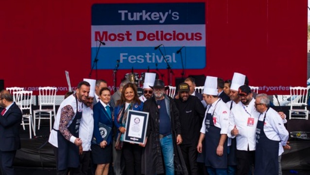 Afyonkarahisar’dan dünya rekoru: 1930 kiloluk dev sucuklu yumurta