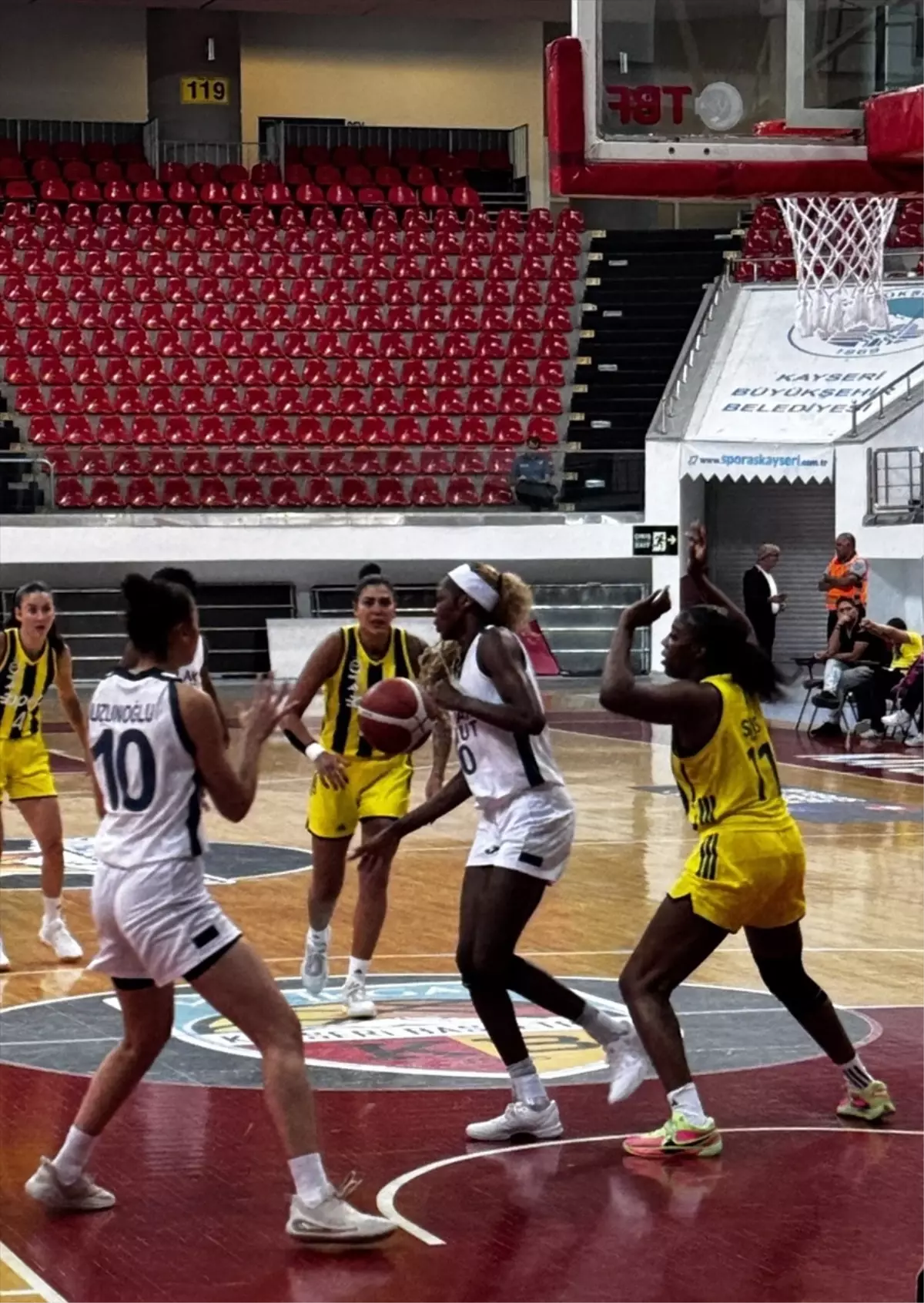 Emlak Konut, Fenerbahçe Opet’i Mağlup Etti