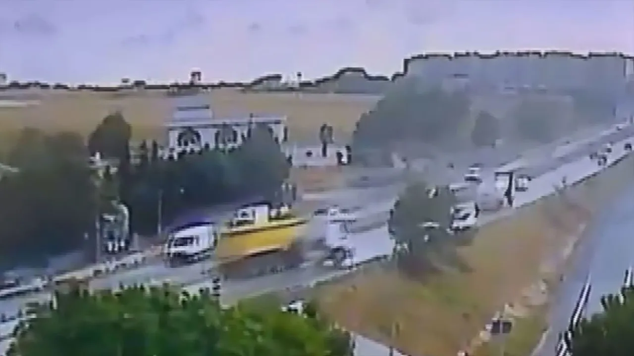 Büyükçekmece’de kamyon devrildi: O anlar kamerada