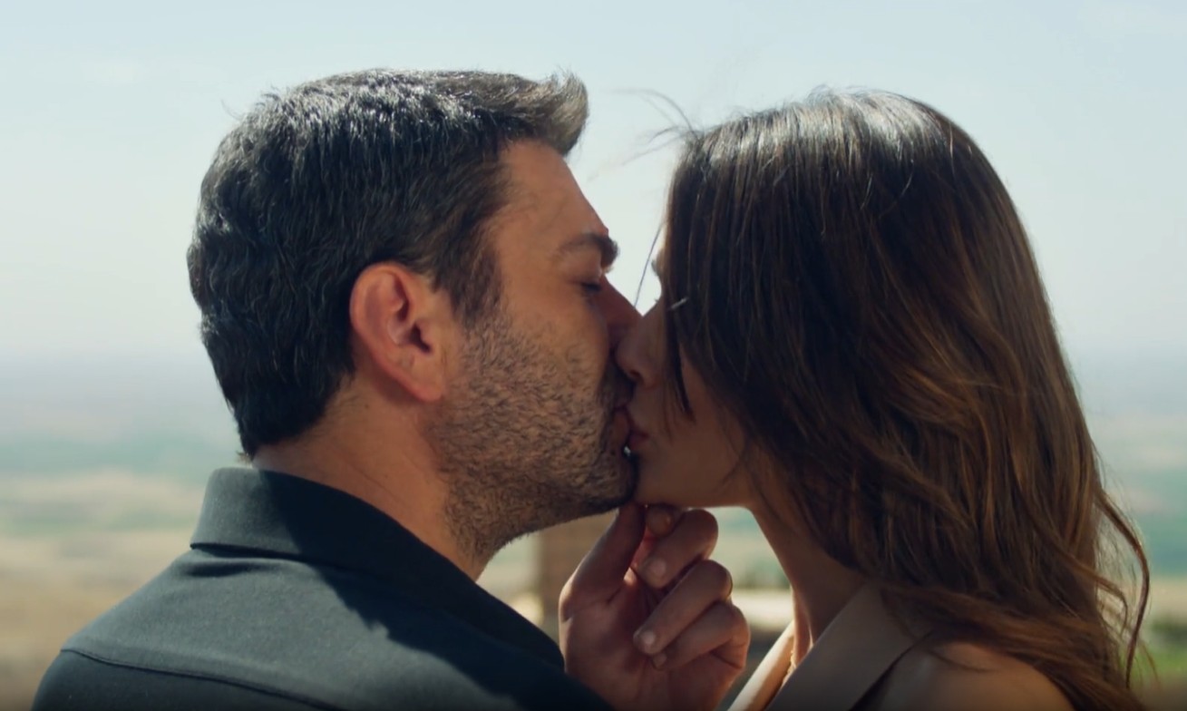 Uzak Şehir 30. Bölümüyle Mine’nin ölümü Sadakat’in elinden oldu! Cihan şok gerçekle yüzleşti: Boran Albora yaşıyor!