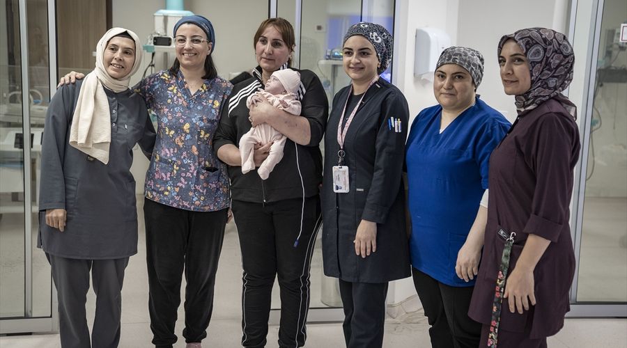 Erzurum’da 690 ve 780 gram doğan bebekler, aylar sonra sağlığına kavuştu