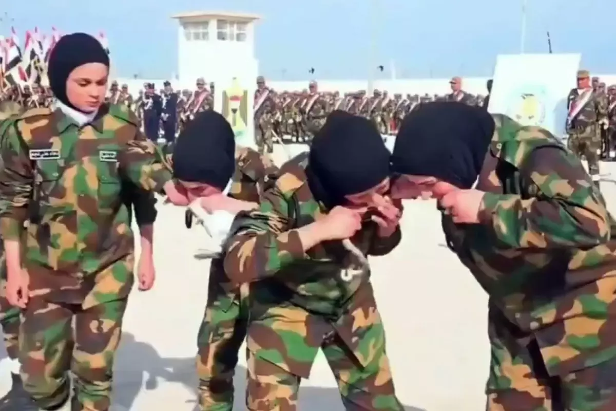 Komşu ülkede orduya katılan kadın askerlerin yaptığı rezilliğe bakın Komşu ülkede orduya katılan kadın askerlerin yaptığı rezilliğe bakın