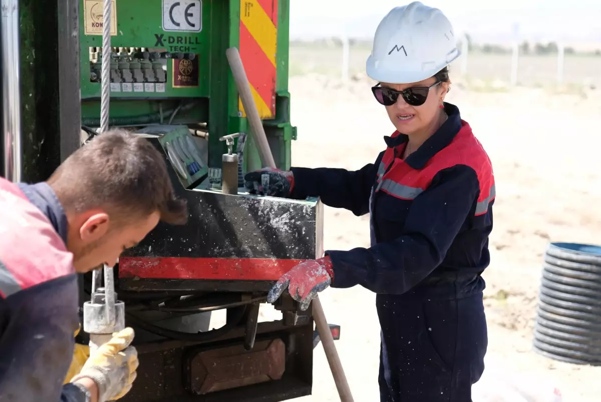 Kadın Mühendis Tuğçe Özdemir, Jeoteknik Sondörlük Belgesi Aldı Kadın Mühendis Tuğçe Özdemir, Jeoteknik Sondörlük Belgesi Aldı