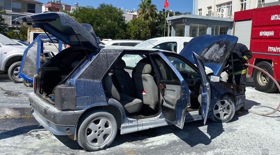 Antalya’da hastane otoparkında otomobil yangını