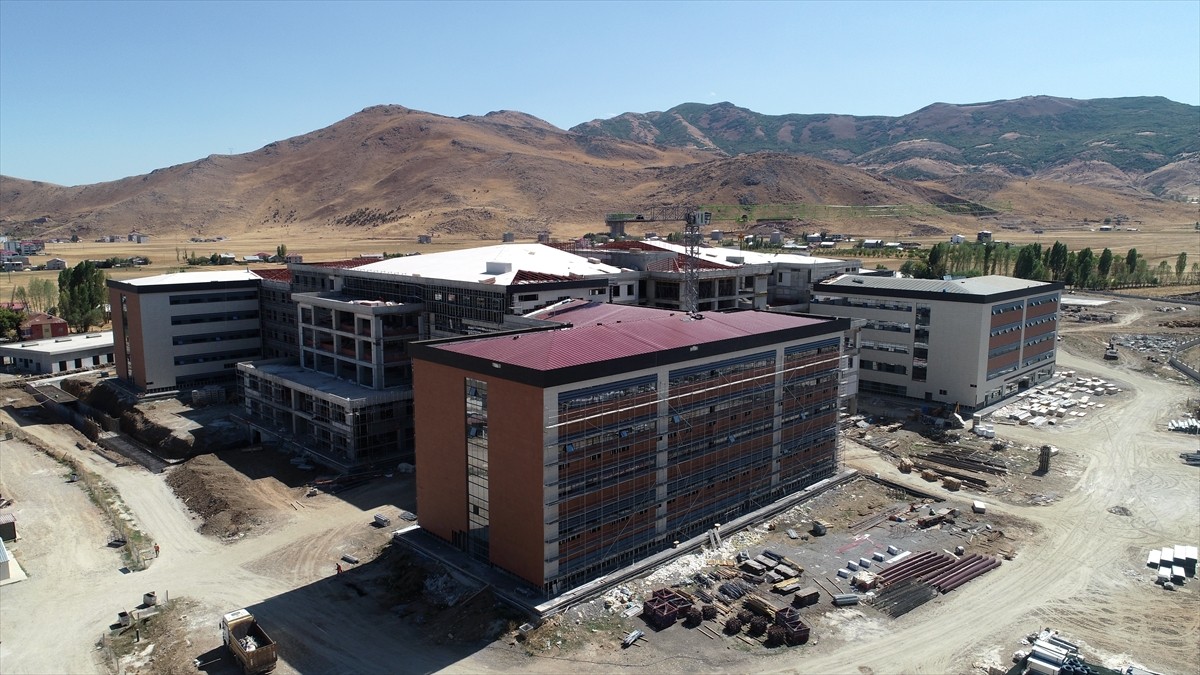 Hizmete açılma tarihi belli oldu! 454 ‘sismik izolatör’ün kullanıldığı hastane yükseliyor Hizmete açılma tarihi belli oldu! 454 ‘sismik izolatör’ün kullanıldığı hastane yükseliyor