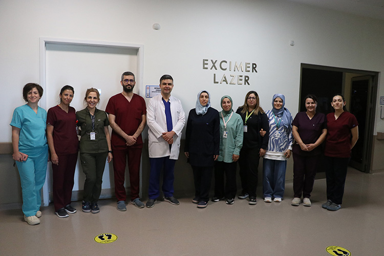 Kayseri Şehir Hastanesinde uygulanan 3. nesil lazer tedavisiyle gözlükten kurtuluyorlar