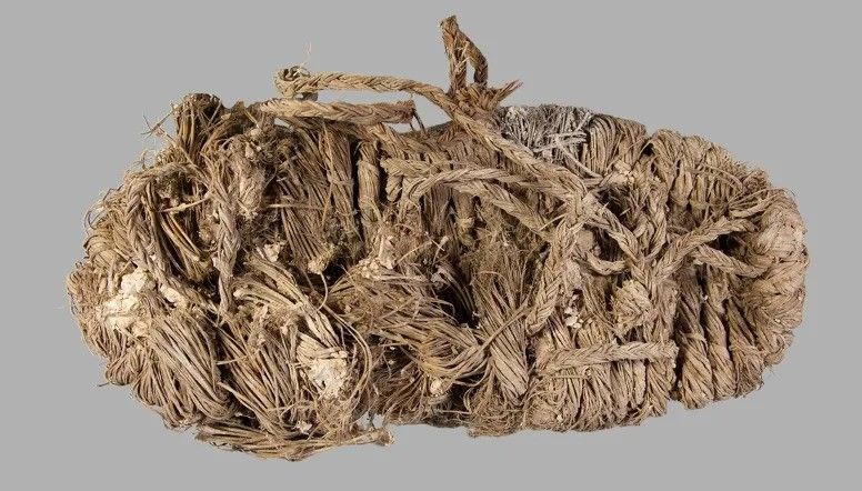 Akbaba yuvasında 750 yıllık ayakkabı bulundu