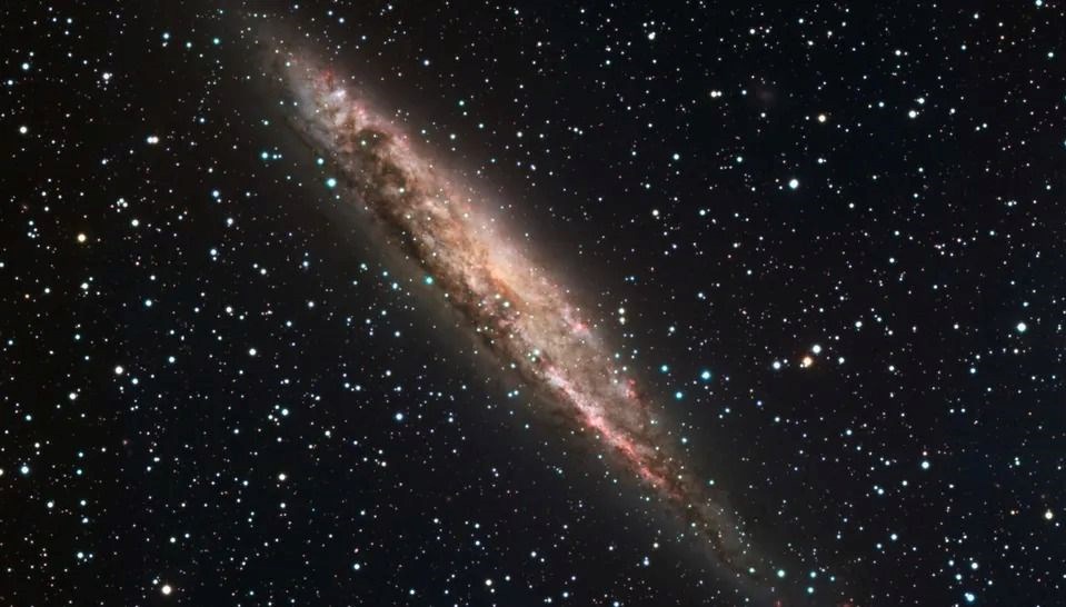 Uzayda esrarengiz parıltı: “Karanlık madde kendi kendini yok ediyor”