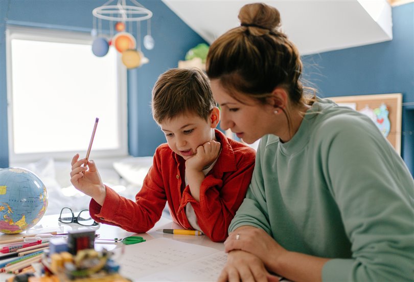 Anne-babalar çocuklarla ödev yapmalı mı?