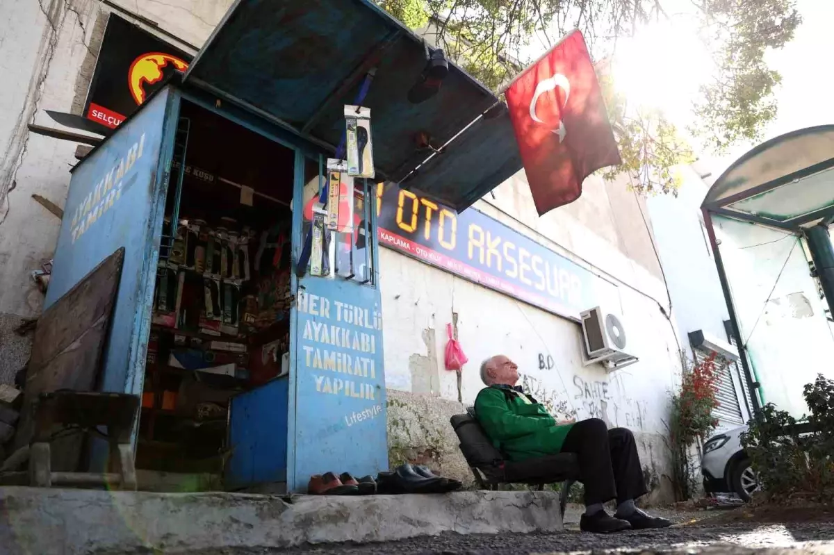 Hasan Aydın: 45 Yıldır Ayakkabı Boyacılığı Yapıyor