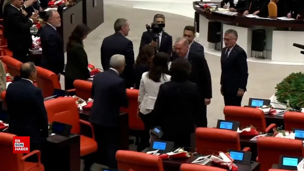 Cumhurbaşkanı Erdoğan, TBMM’nin 4’üncü yasama yılı açılışında ayakta alkışlandı Cumhurbaşkanı Erdoğan, TBMM’nin 4’üncü yasama yılı açılışında ayakta alkışlandı