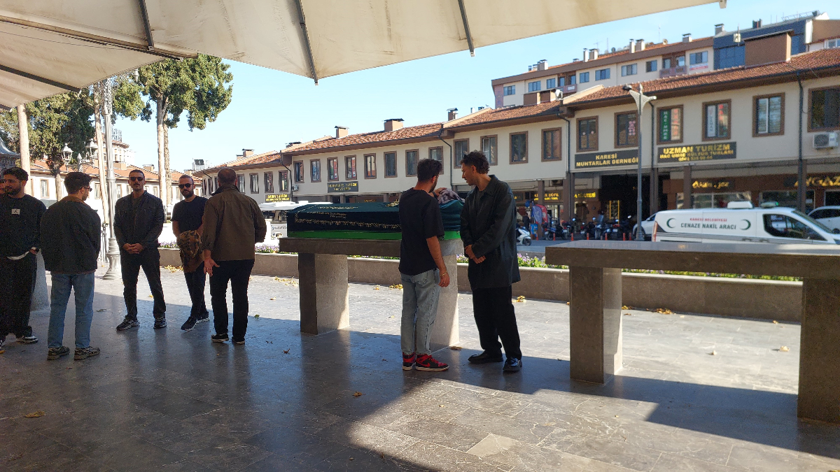 Oyuncu Uraz Kaygılaroğlu’nun acı günü: 82 yaşında babaannesini kaybetti Oyuncu Uraz Kaygılaroğlu’nun acı günü: 82 yaşında babaannesini kaybetti