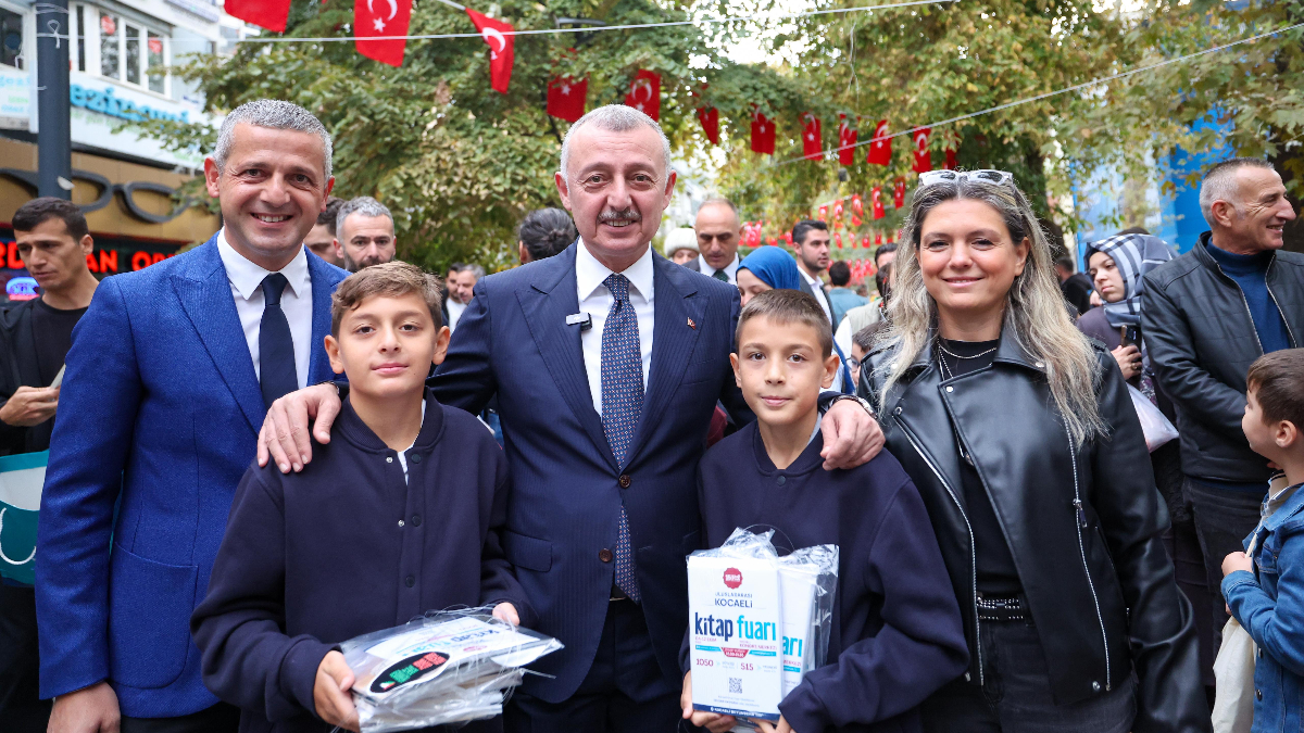 Kocaeli’de gelenek bozulmadı kitaplar yine ağaçlarda açtı