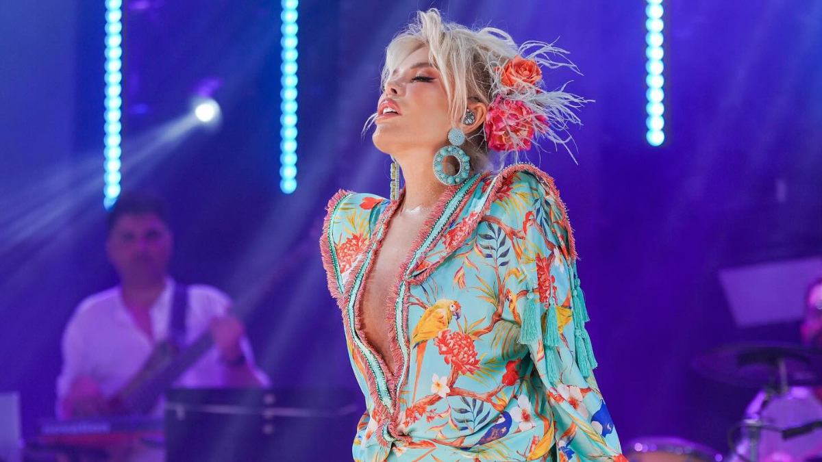 Ajda Pekkan sahnede içini döktü: “Ben evde kaldım”