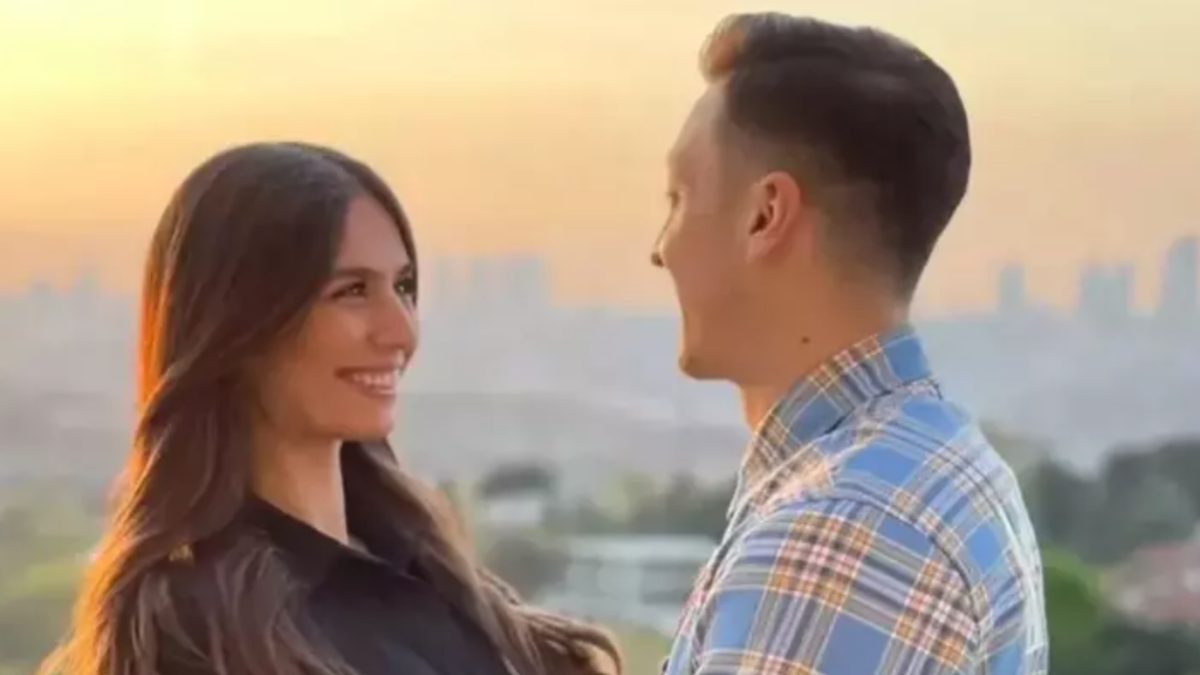 Mesut Özil’in eşi Amine Gülşe kariyeriyle ilgili çıkan iddiaları yalanladı: “Mesut yasaklamaz”
