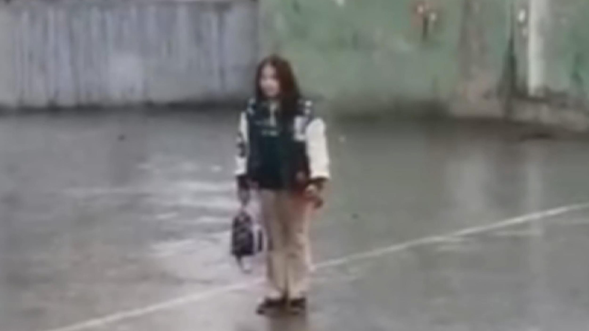 Iğdır’da yağmur altında İstiklal Marşı’nı okuyan öğrenci ödüllendirildi