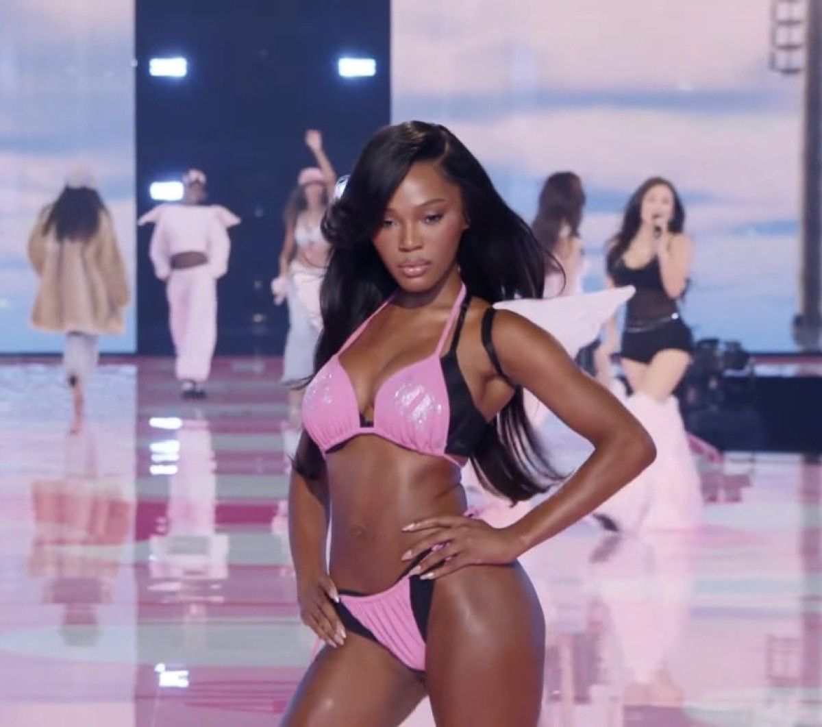 Victori’a Secret Show 2025 yine gündem oldu! Ashley Graham da podyumdaydı Victori’a Secret Show 2025 yine gündem oldu! Ashley Graham da podyumdaydı