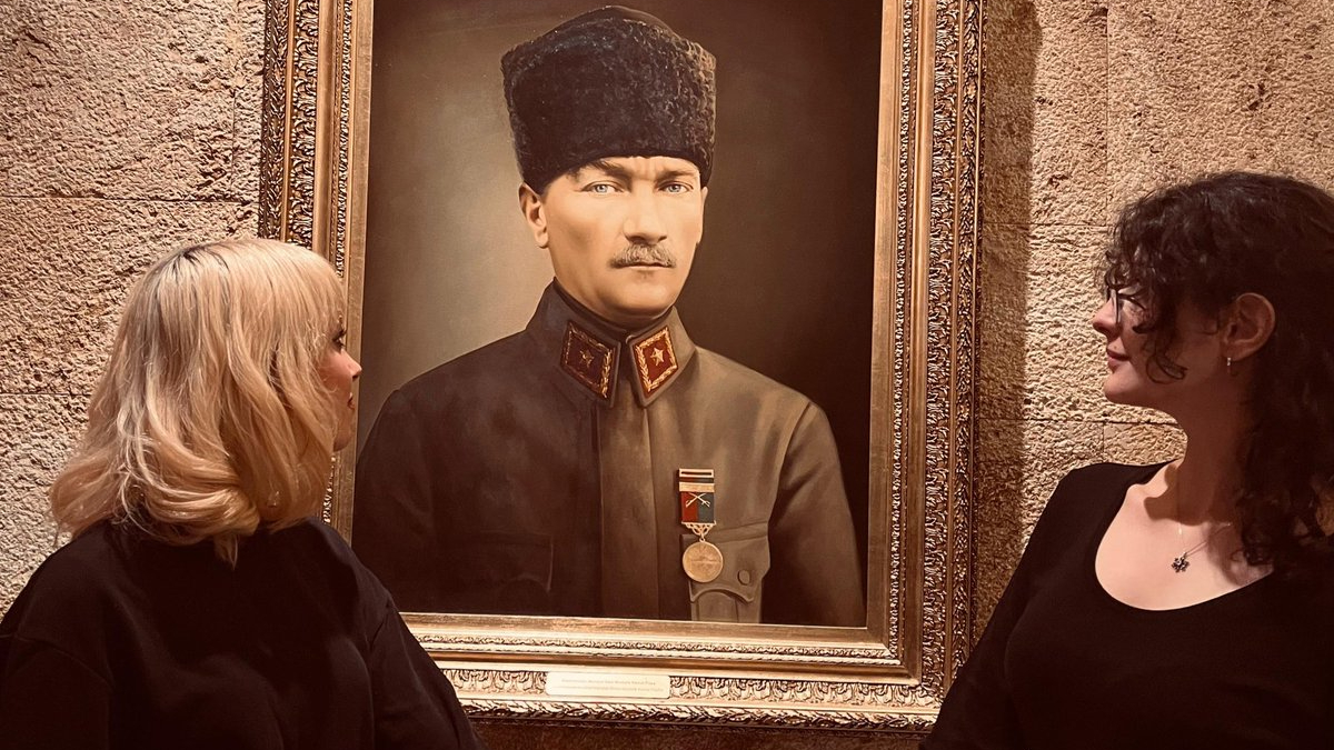 Atatürk fotoğrafıyla LGBT propagandası – Güncel Son Dakika Haberleri