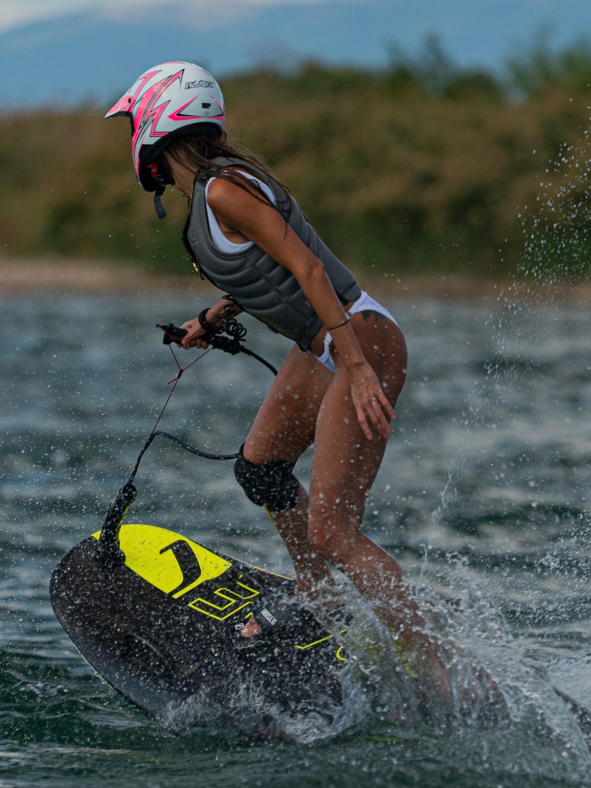 Yeni hobisi! Çağla Şıkel Boğaz’da jet sörf yaptı