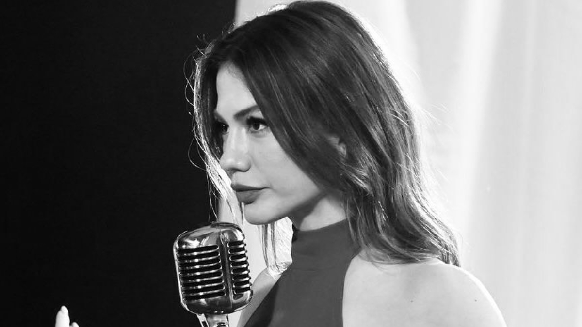 Demet Özdemir kırmızı elbisesiyle büyüledi! Instagram’ı sallayan pozuna beğeni yağdı