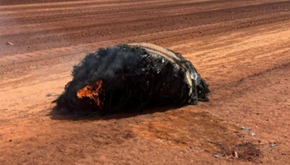 Çölde dikkat çeken enkaz: Uzay aracı parçası olabilir! Çölde dikkat çeken enkaz: Uzay aracı parçası olabilir!