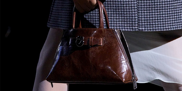 Bu Sonbahar Radarınıza Girecek Eskitilmiş Deri Çantalar
