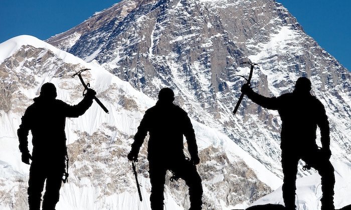 Everest Dağı’nın doğusundaki kar fırtınası nedeniyle 1 kişi hayatını kaybetti