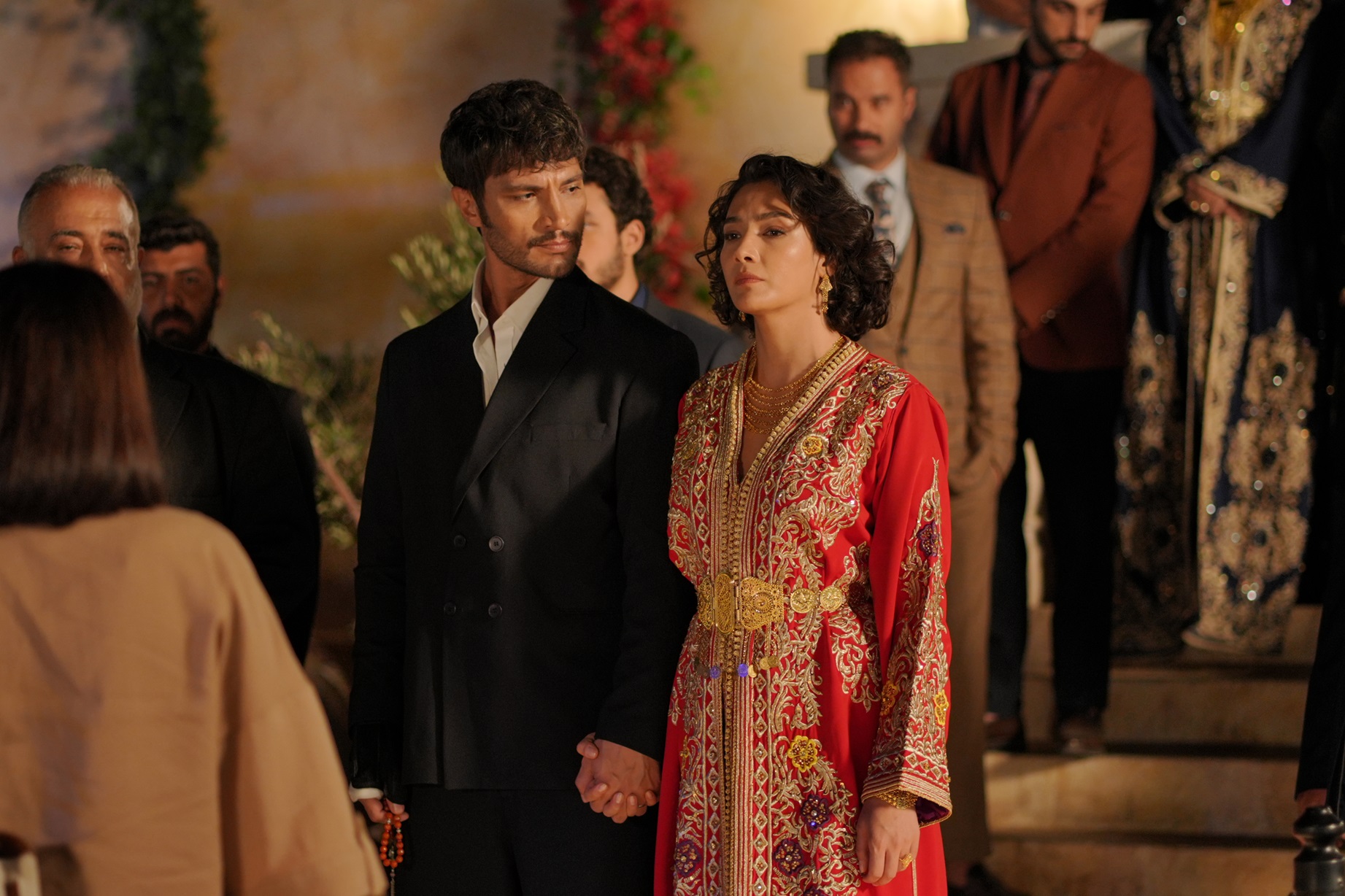 Halef: Köklerin Çağrısı 3. Bölümde Melek, kendini ağa karısı ilan etti! Akif, Serhat’ı korurken vuruldu!