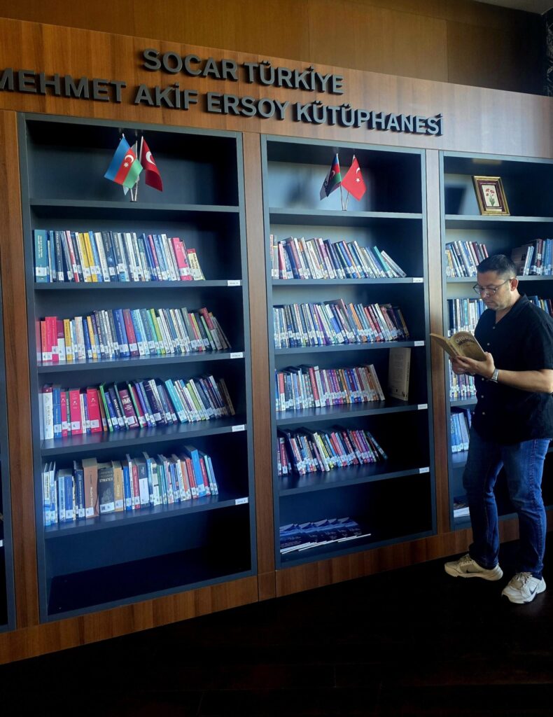 Şair Uğur Ünver ile “Karanfiler De Solar” kitabını ve yazarlık serüvenini konuştuk…