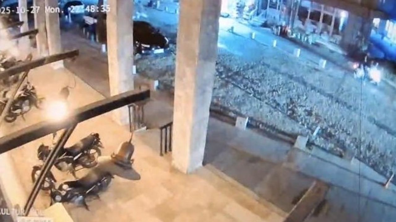 Balıkesir’de 6.1 büyüklüğündeki deprem güvenlik kamerasına böyle yansıdı Balıkesir’de 6.1 büyüklüğündeki deprem güvenlik kamerasına böyle yansıdı