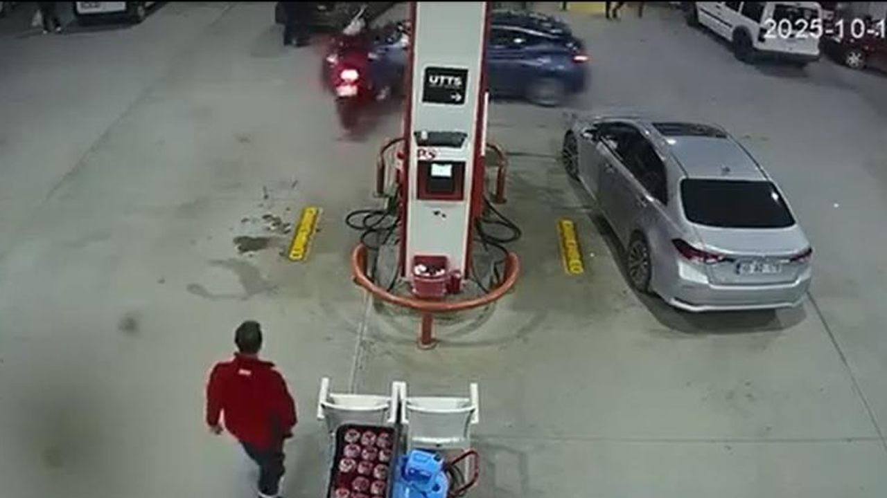 Akaryakıt istasyonunda korkutan kaza! Motosikletle otomobil çarpıştı