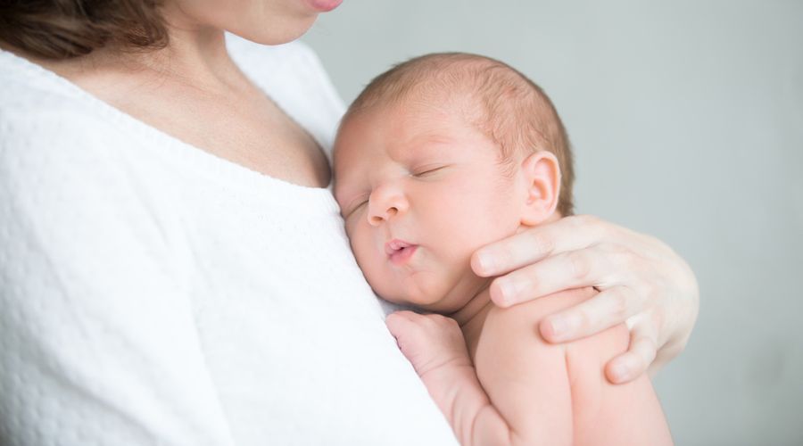 Emzirmek hem anneyi hem bebeği obeziteden koruyor
