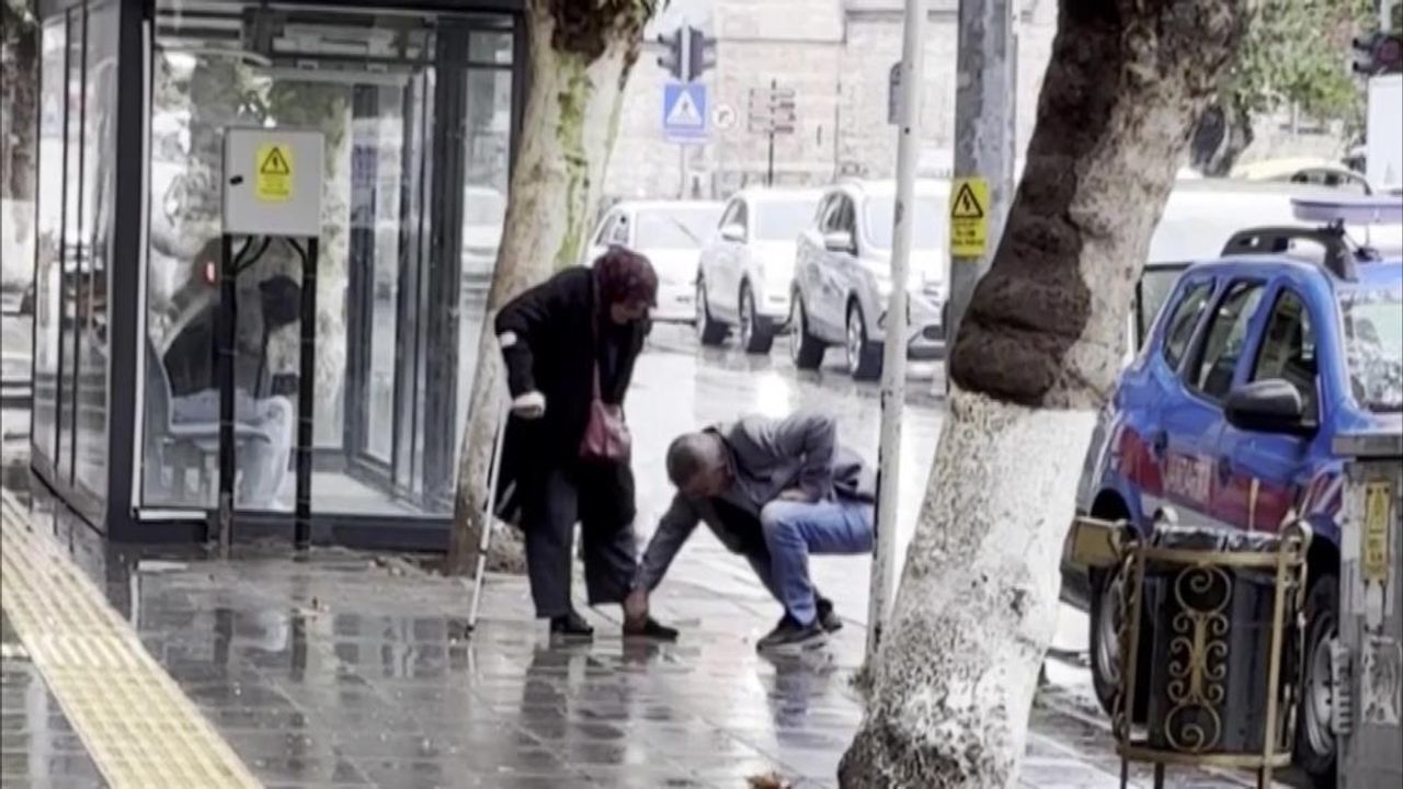 Yürekleri ısıtan görüntü! Bankaya çamurlu girmesin diye annesinin ayakkabısını elleriyle temizledi