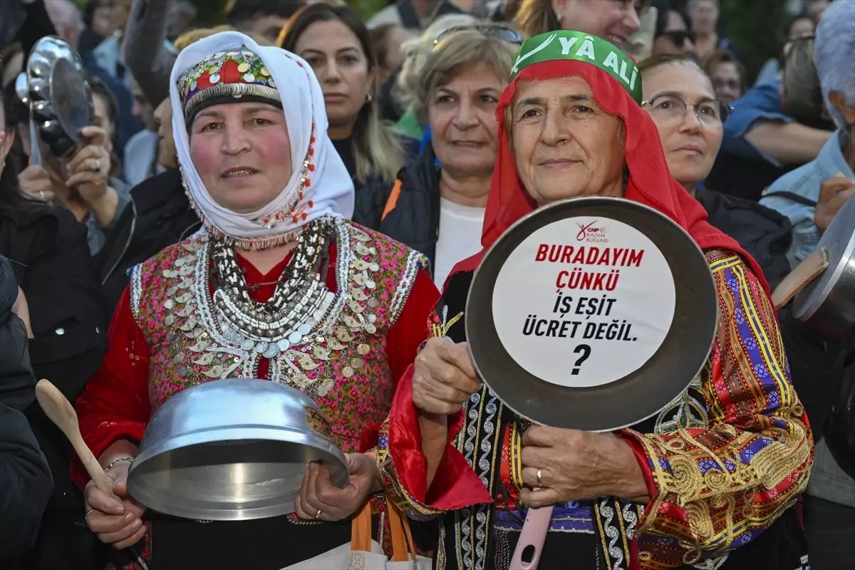CHP Kadın Kolları Yoksullukla Mücadele İçin Yürüyüş Düzenledi