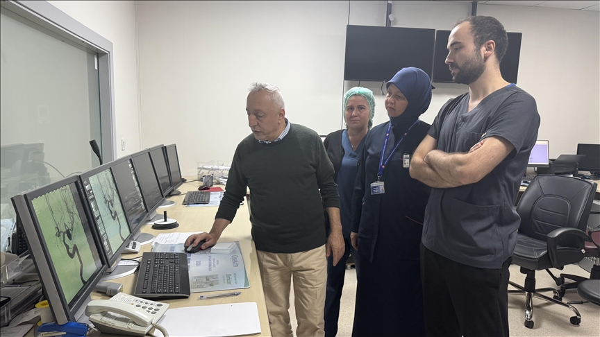 Canlı vaka olarak sunuldu… 2,5 cm’lik dev anevrizma kapalı yöntemle tedavi edildi