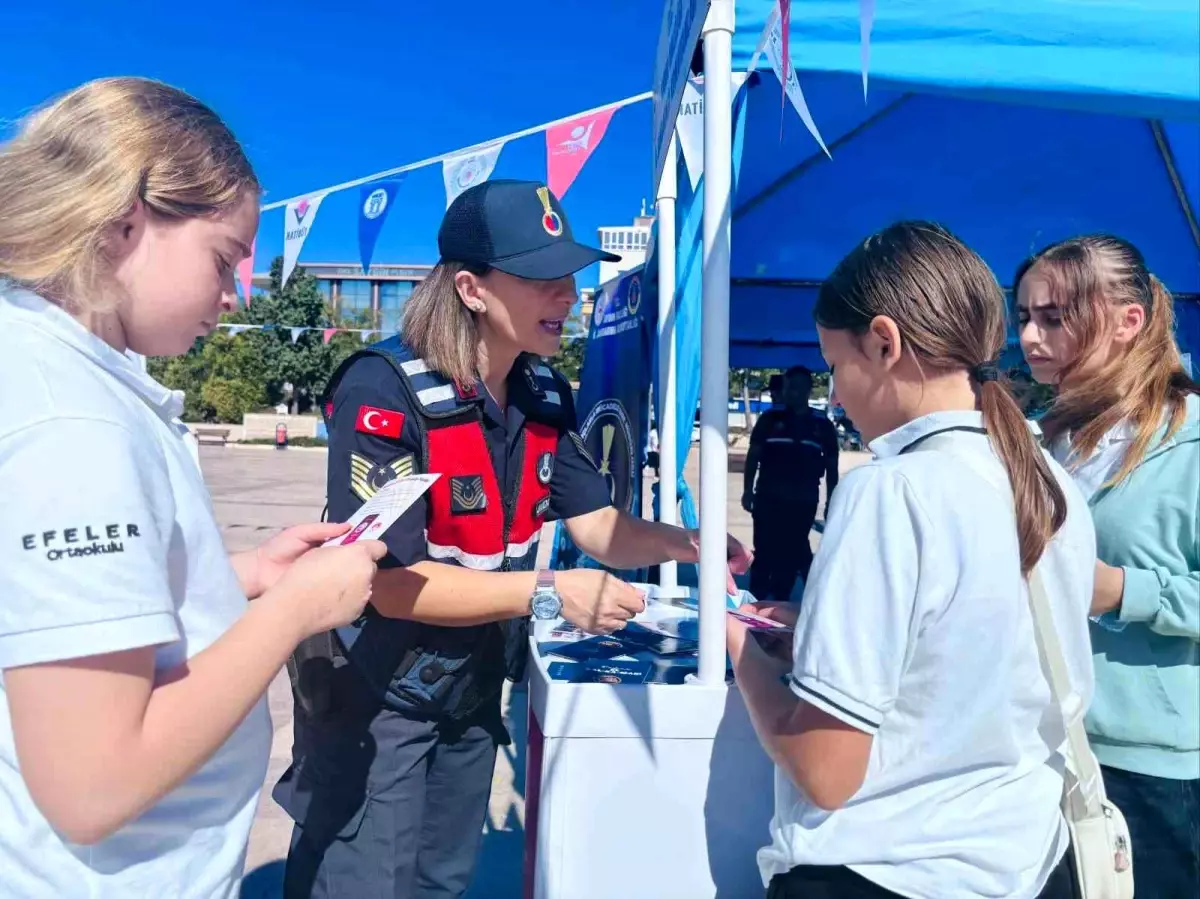 Didim’de Bilim Şenliği’nde Jandarma Bilgilendirme Stantı