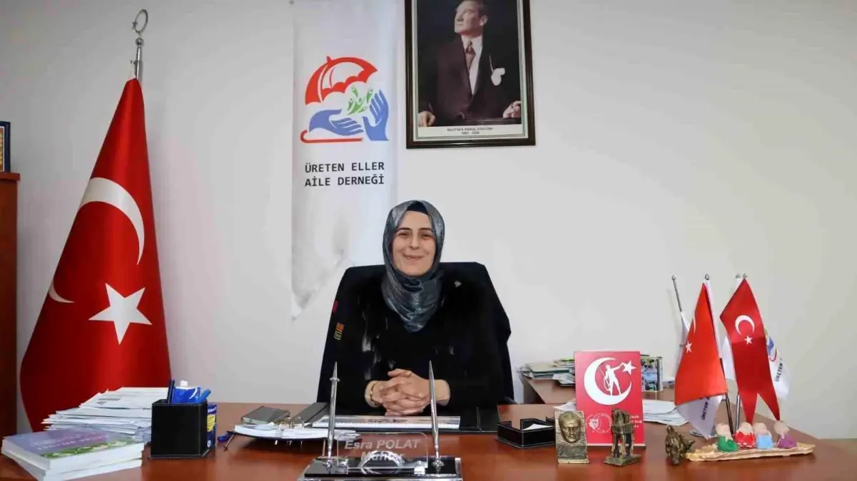 Kadın Muhtar Esra Polat, 10 Bin Nüfuslu Mahalleye Hizmet Veriyor Kadın Muhtar Esra Polat, 10 Bin Nüfuslu Mahalleye Hizmet Veriyor
