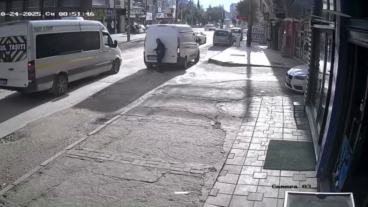 Geri manevra yaparken yayayı böyle yere serdi