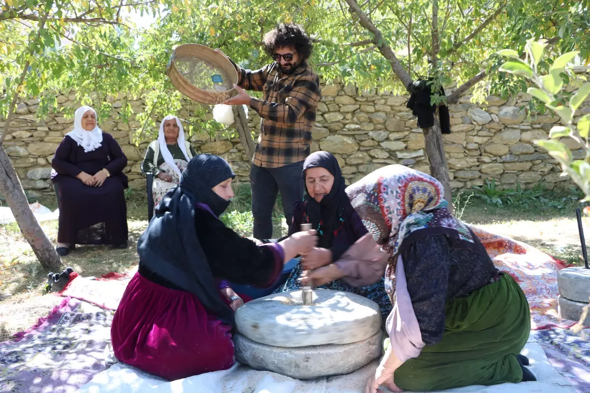 Yüksekova’da Kadınlar Taş Değirmende Geleneksel Bulgur Üretiyor