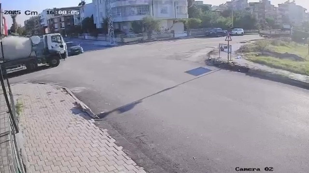 Aynı kavşakta bir kaza daha! Beton mikseriyle otomobil kafa kafaya çarpıştı