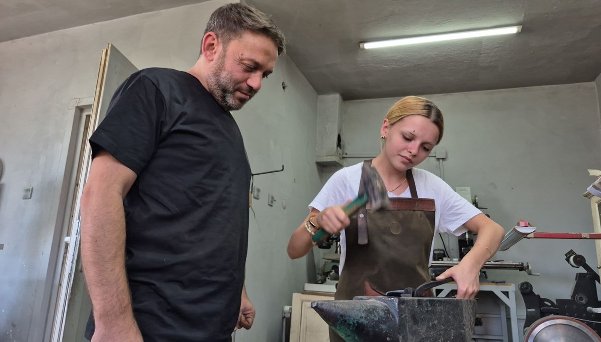 Çırak bulamadı, kızına öğretiyor: UNESCO’lu usta sanatını yaşatmaya çalışıyor