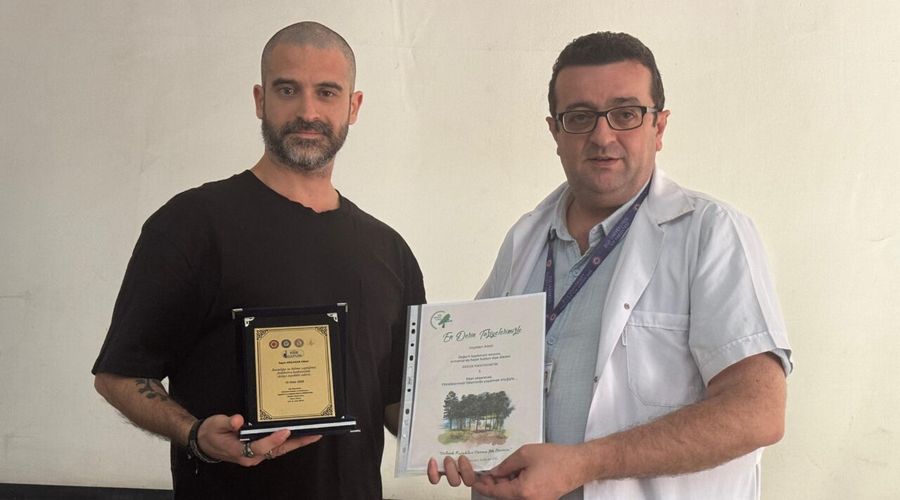 Kadavralarını tıp eğitimi için bağışlayan kişilerin ailelerine teşekkür plaketi Kadavralarını tıp eğitimi için bağışlayan kişilerin ailelerine teşekkür plaketi