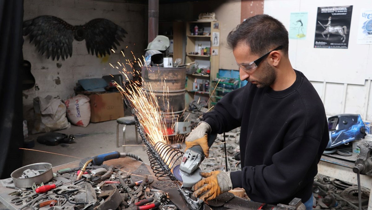 İlhamı aile mesleği balıkçılıktan aldı: Metal parçalarla sanat eseri üretiyor