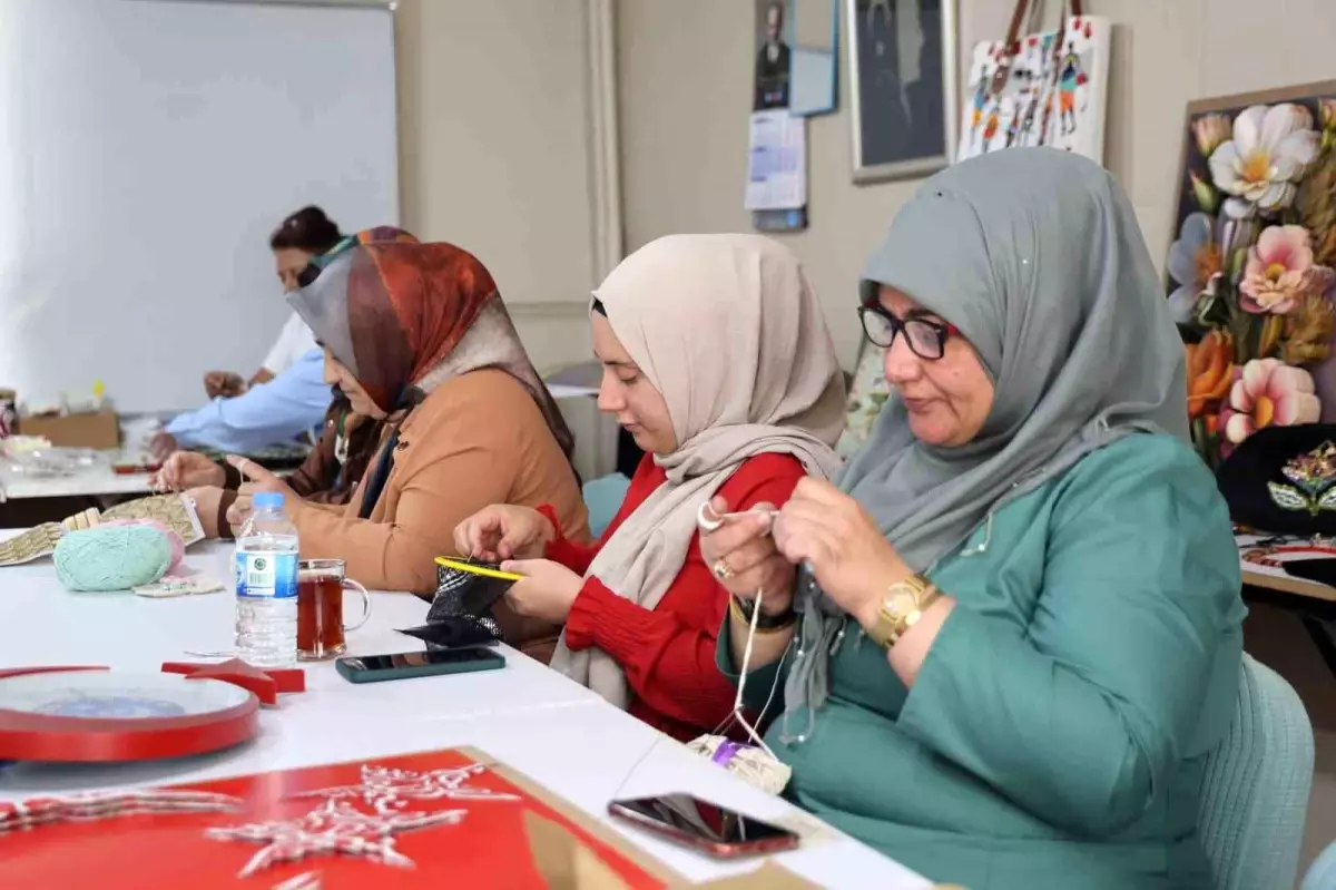 Elazığ’da Kadınlar El Sanatları Kursu ile Hem Öğreniyor Hem Sosyalleşiyor Elazığ’da Kadınlar El Sanatları Kursu ile Hem Öğreniyor Hem Sosyalleşiyor
