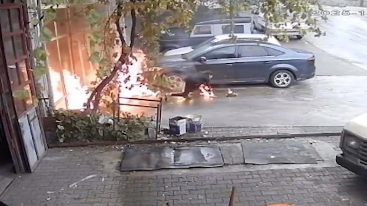 Oto tamircide dehşet anları! Yanmaktan son anda kurtuldular Oto tamircide dehşet anları! Yanmaktan son anda kurtuldular