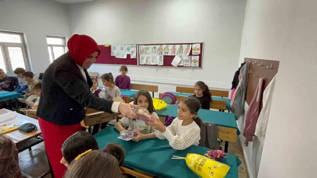 Diyarbakırlı Muhtar, Dünya Kız Çocukları Günü’nde Kız Çocuklarına Hediyeler Dağıttı